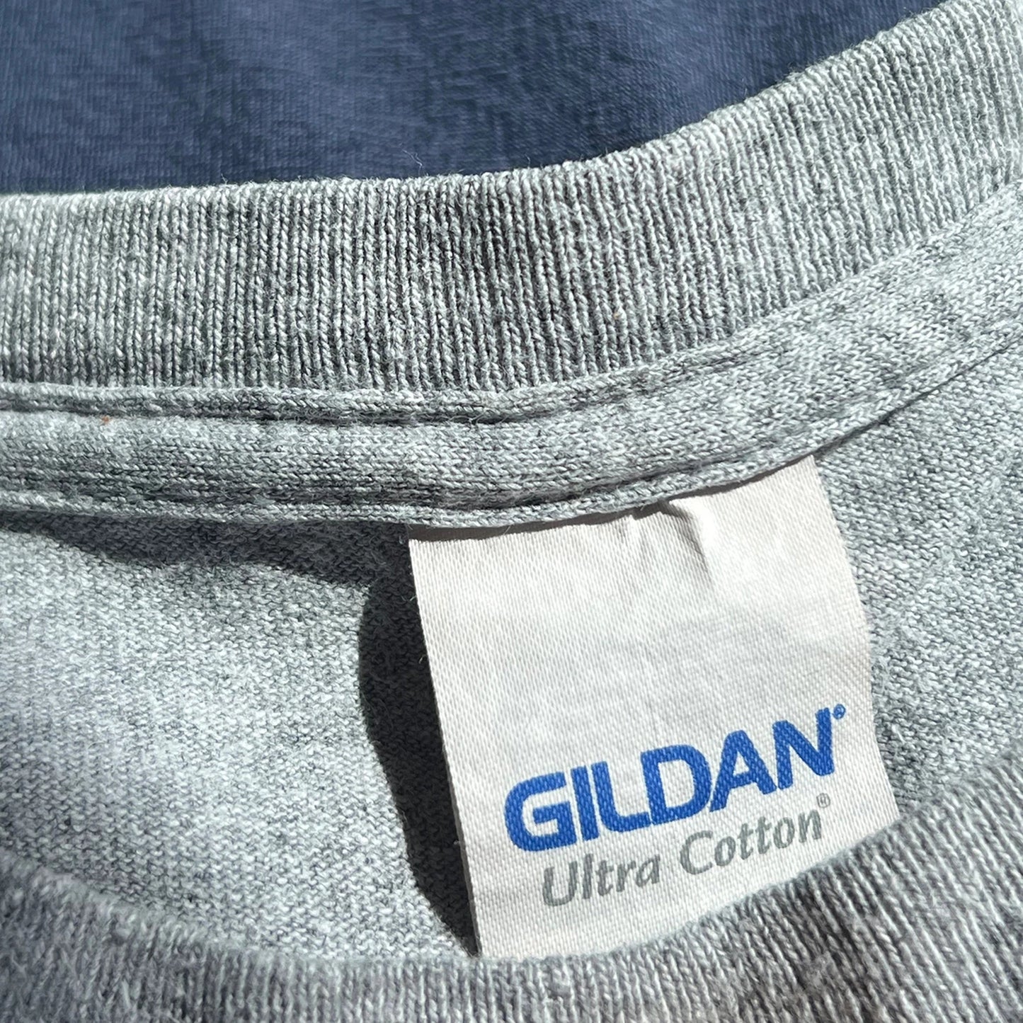 Gildan Ultra Cotton carelabel on a gray shirt